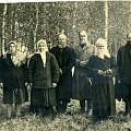 кержаки-староверы (справа на лево) Евдокия Родионовна, батюшка Константин Захарович, его помощники