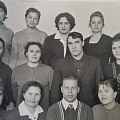 Педагогический коллектив школы. 1970-е гг. Внизу в центре: Храмушин А.П. Соцсеть «Одноклассники». Новоичинская средняя школа https://ok.ru/group/55521924939830
