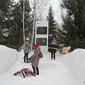 Дети ухаживают за памятником