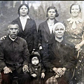 Семья Колесникова Анатолия Афанасьевича. Конец 1920-х гг.(?) Из архива семьи Тяпкиных-Новиковых