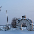 Элемент ограды в зимнее время. Вознесенская трёхпрестольная церковь села Вознесенка Венгеровского района