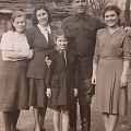 слева Хиля Мария Ивановна, справа Хиля Нина Калиновна, рядом ее отец Хиля Калина Иванович  с внучкой Тамарой