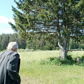 Владимир Илларионович приехал к родному дому. Петухи. 2013год