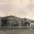Здание старой школы. 60-е гг. ХХ в. Фото из архива Верх-Ичинской школы