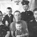 Фото 1962 г. Мавра Никифоровна Ловцова, Нина Васильевна Ловцова с дочуркой Наташей, Ловцов Анатолий Григорьевич, Саша и Вася Ловцовы