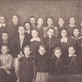 Учащиеся школы. 1950-е гг. В среднем ряду 3-я слева Ушакова А.И. Фото из архива Верх-Ичинской школы