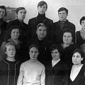 Коллектив Кожевниковской школы, 1965 год.  Справа верхний ряд, мои дядя и тетя Елины Александр Александрович и Галина Васильевна