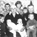 Филипп Андреевич с женой и внуками-правнуками